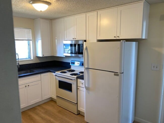 Building Photo - 2 Bedroom with an Additional Bonus Room Upstairs