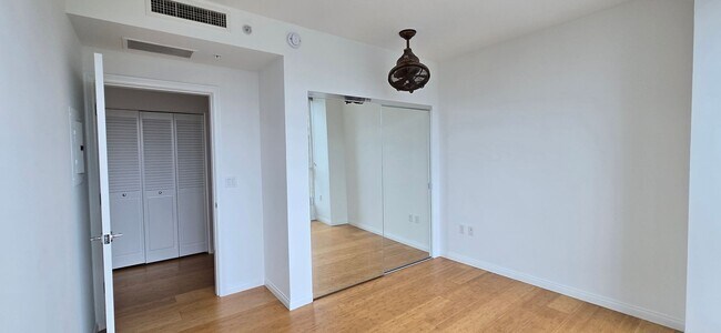 Building Photo - Modern 2 Bed, 2 Bath Condo in the Heart of...