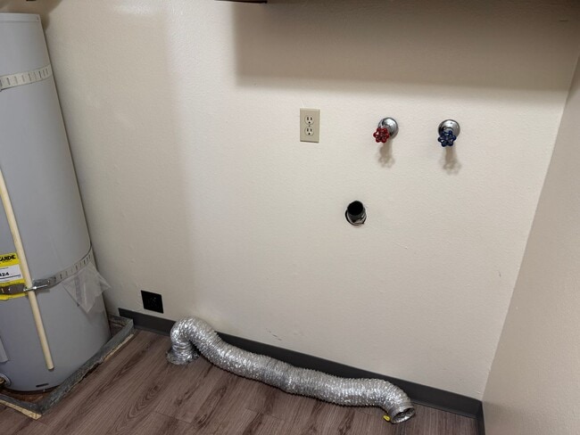 Building Photo - Large single level 2 bedroom 1 bath duplex in Springfield!