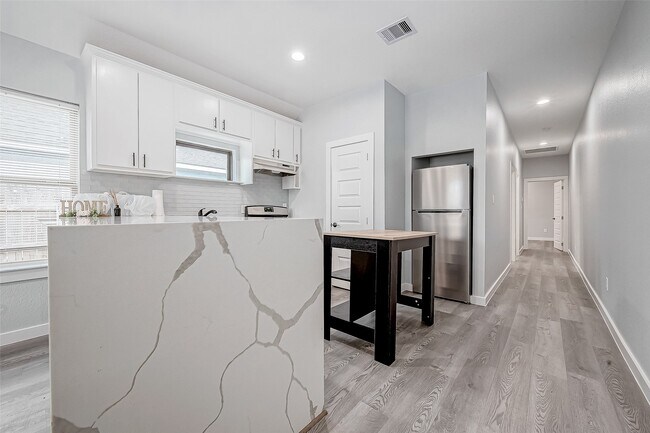 Building Photo - 6725 Avenue K