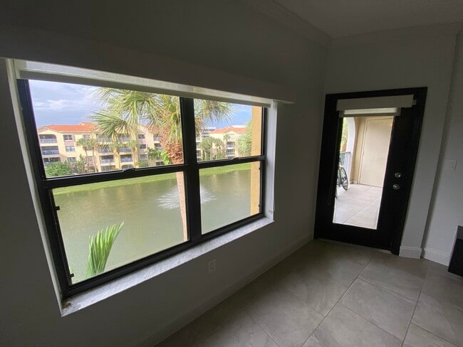 Building Photo - 400 Uno Lago Dr