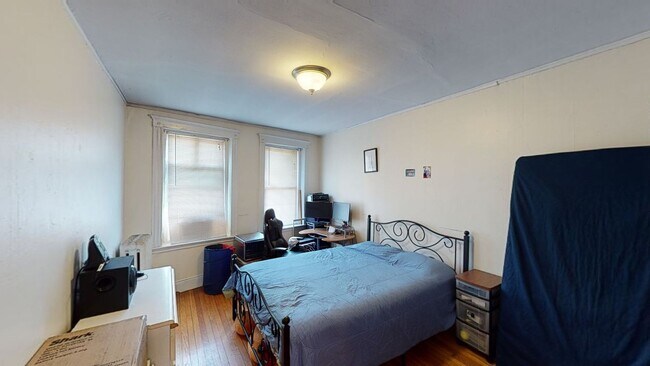 Building Photo - Beautiful spacious penthouse unit with great location in Allston available NOW!!