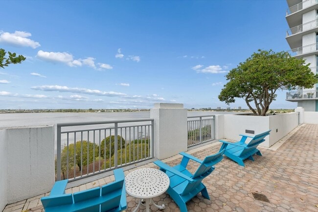 Building Photo - 300 S Australian Ave