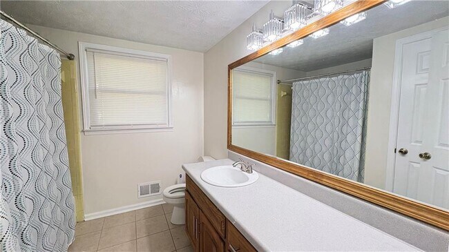 Building Photo - 2421 Fieldstone Dr SE