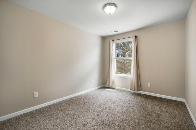 Building Photo - 1045 Enclave Ave