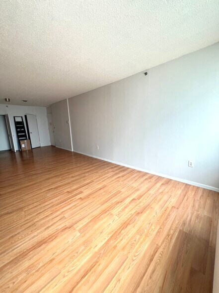 Building Photo - 45 River Dr S