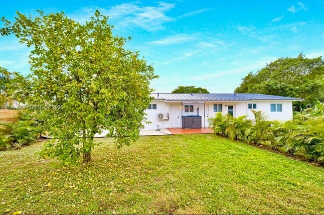 Building Photo - 1001 NE 110th St