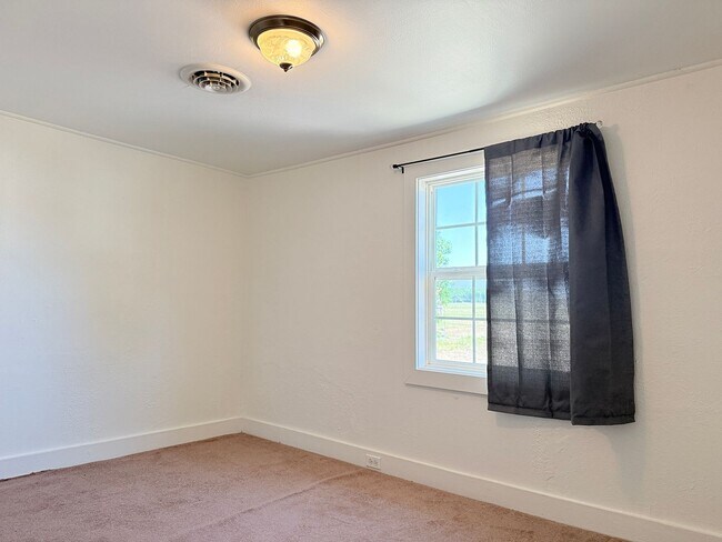 Building Photo - **COMING SOON**Quiet Living with Convenient Access In Ellendale!