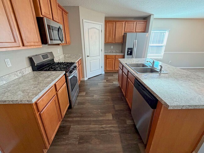 Building Photo - Beautiful 4 Bedroom, 2 Bathroom Home Situated on Grande Reserve Golf Course