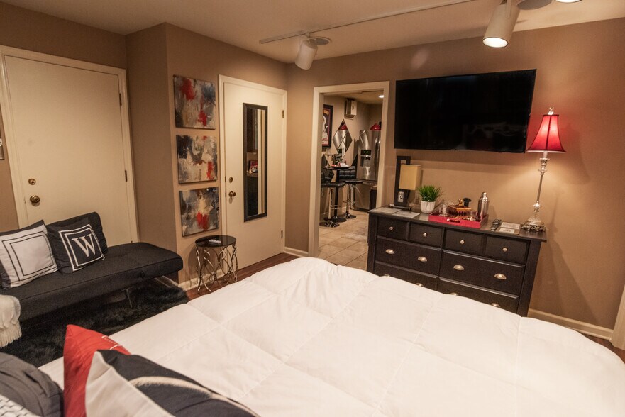 Building Photo - 511 Paul St