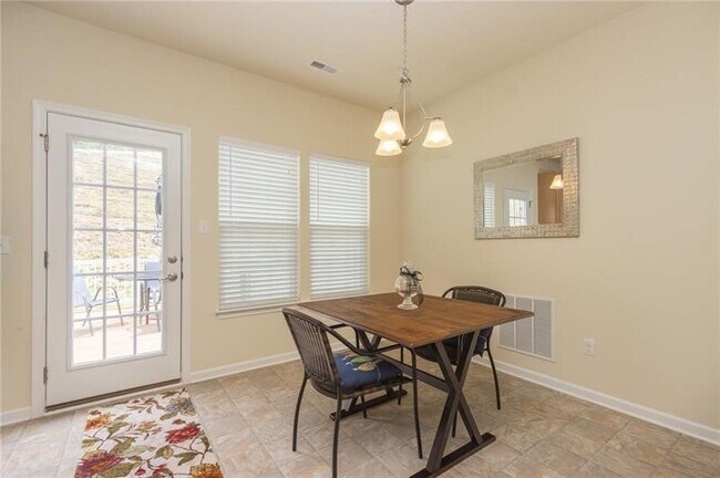 Building Photo - 627 Edison Dr
