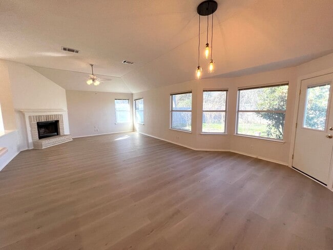 Building Photo - Single Story 4 Bedrooms 2 Bathrooms Home for Rent in Prime Northwest of Austin Location, nearby A...