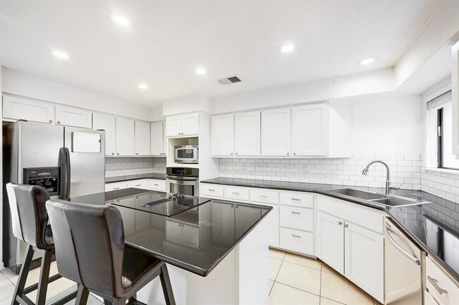 Building Photo - 4407 Jessamine Hollow