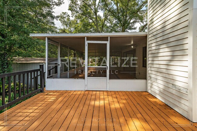 Building Photo - 3/2 Brick Home with Sunroom, Deck, and Car...