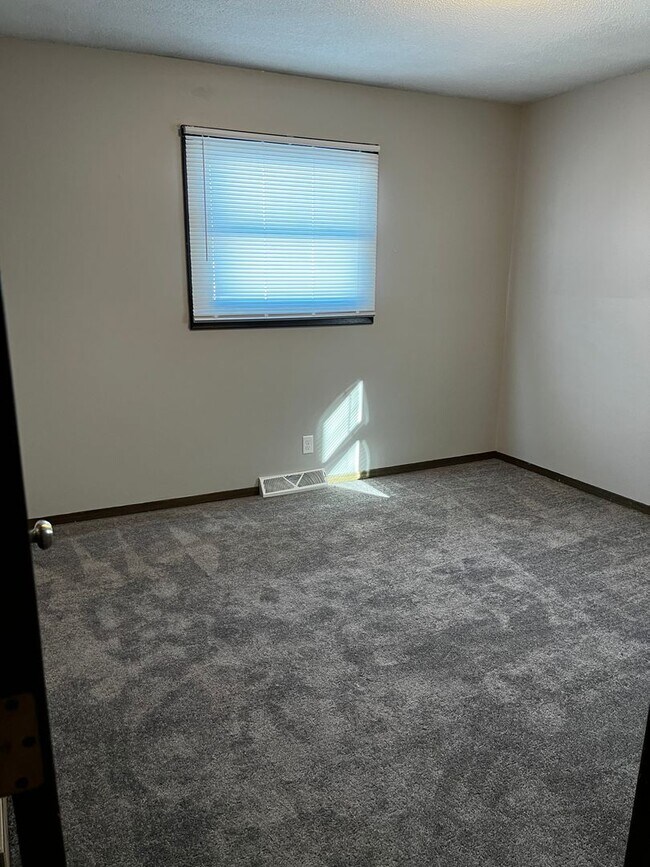 Building Photo - 3 Bed/3 Bath with Fenced in Yard!