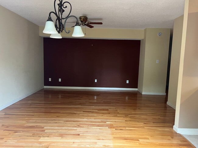 Building Photo - Beautiful 2 bedroom Condo end unit with Ga...