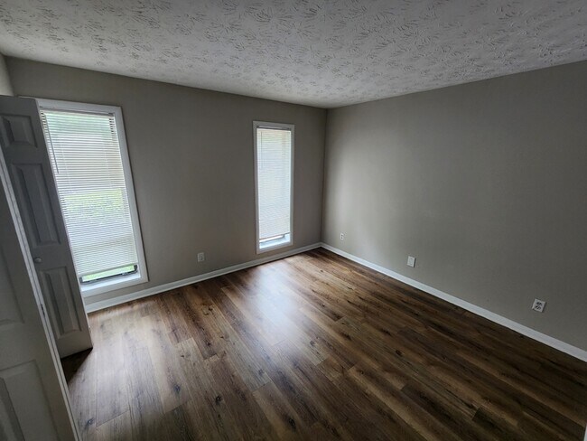 Building Photo - 9400 Roberts Dr