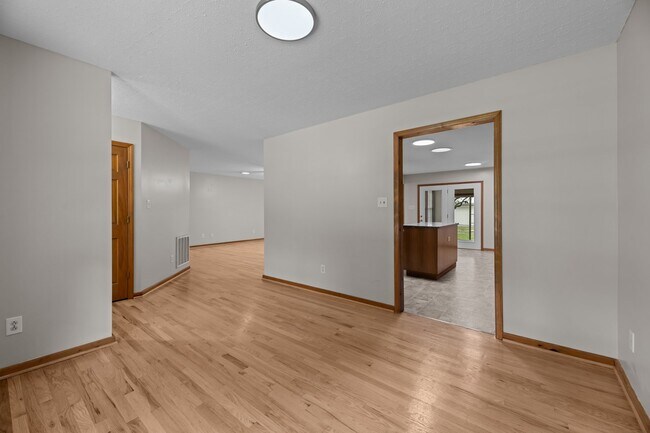 Building Photo - 506 River Rd