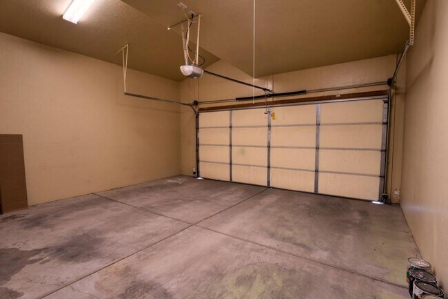 Building Photo - 2010 E 1st St