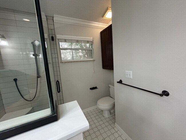 Building Photo - Spacious and Perfectly located 4/2 home in...