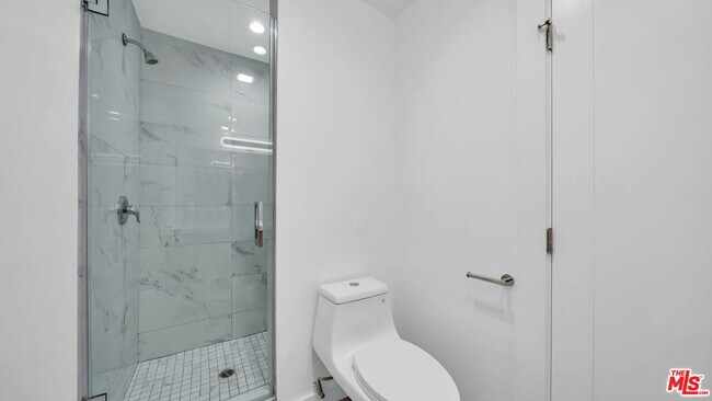 Building Photo - 305 San Vicente Blvd