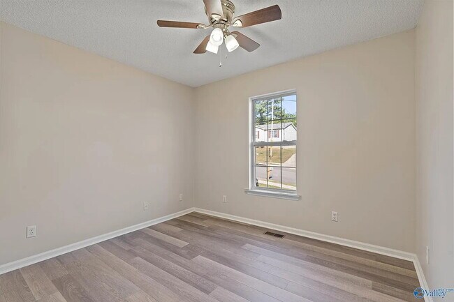 Building Photo - Coming soon!!! "Delightful 3-Bed Retreat in Huntsville with Spacious Living - 1101 Sq Ft!"