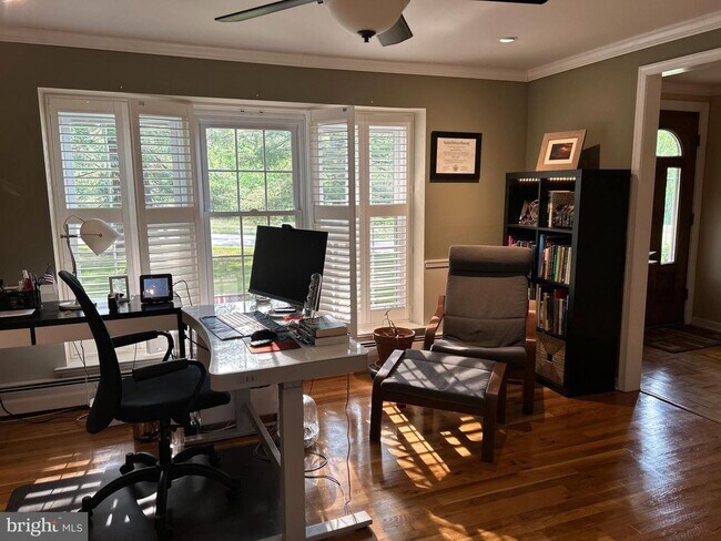 Building Photo - 5 Cedar Woods Dr