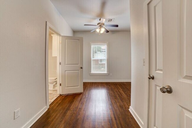 Building Photo - 3/2 Historical Home On Beautiful Main Stre...