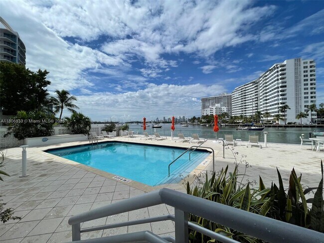 Building Photo - 1450 Lincoln Rd