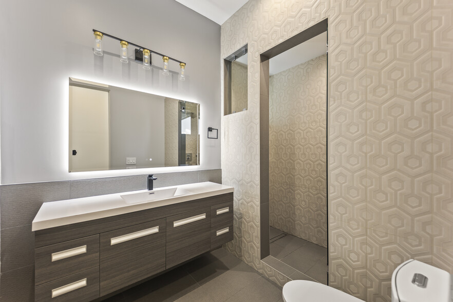 Building Photo - 3712 Broadlawn Dr