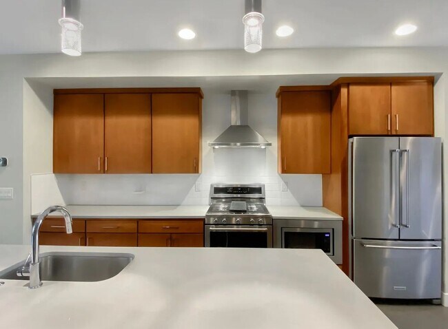 Building Photo - Modern 4BD, 3BA LoHi Townhome with Rooftop Deck