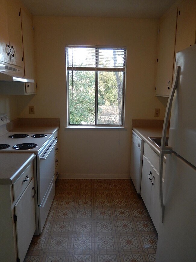 Building Photo - 1802 Salmon Dr