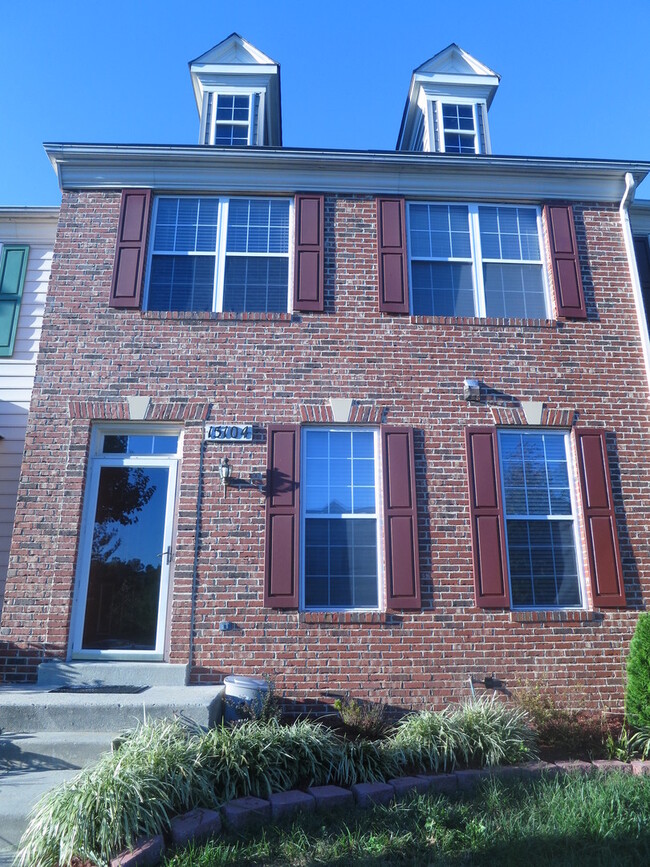 Building Photo - Luxury! Brick Front Townhouse in Longmead