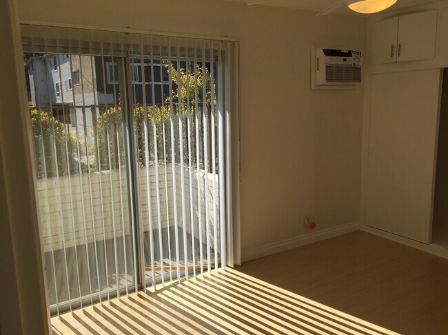 Building Photo - 3400 Club Dr