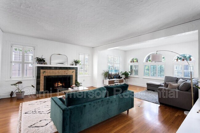 Building Photo - 732 Edgewater Dr