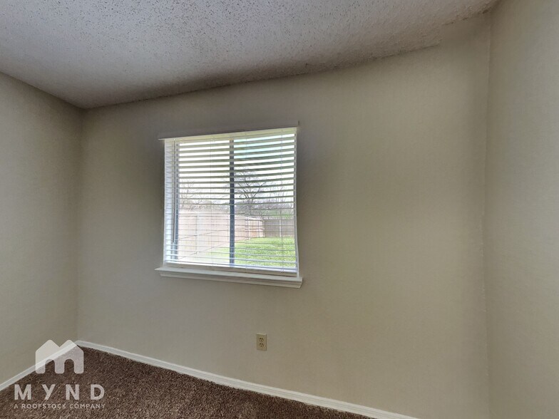 Building Photo - 2306 High Star Dr