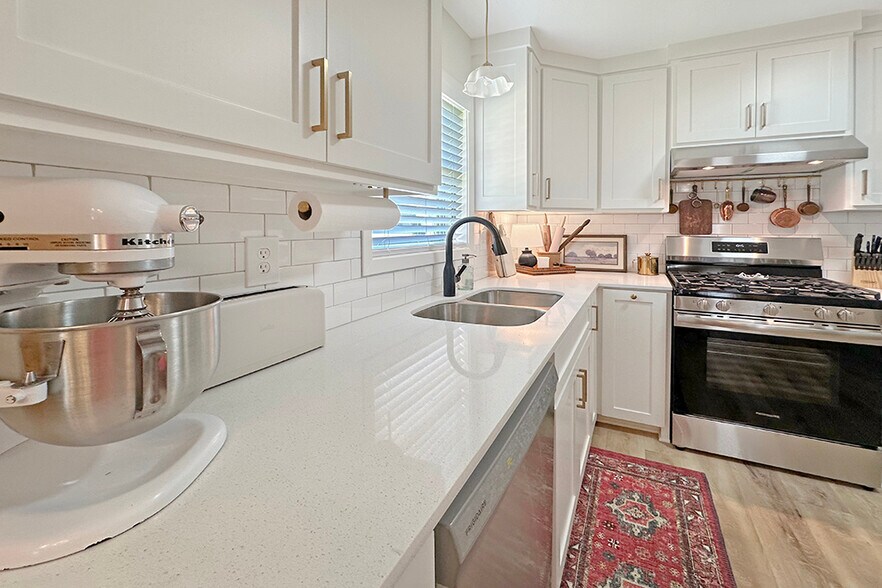 Stainless appliances - 204 Dianne St