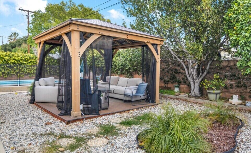 Building Photo - 10100 Sophia Ave