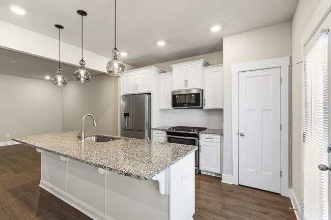 Building Photo - Craftsman 3BD Townhome Near Downtown Greenville | Garage + Granite Kitchen