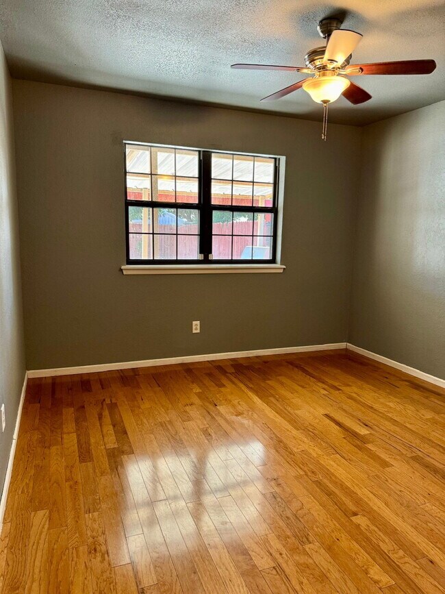 Building Photo - "Charming 3-Bed Oasis with 2 Full Baths in Lubbock – 1,610 Sq Ft of Comfort Awaits!"