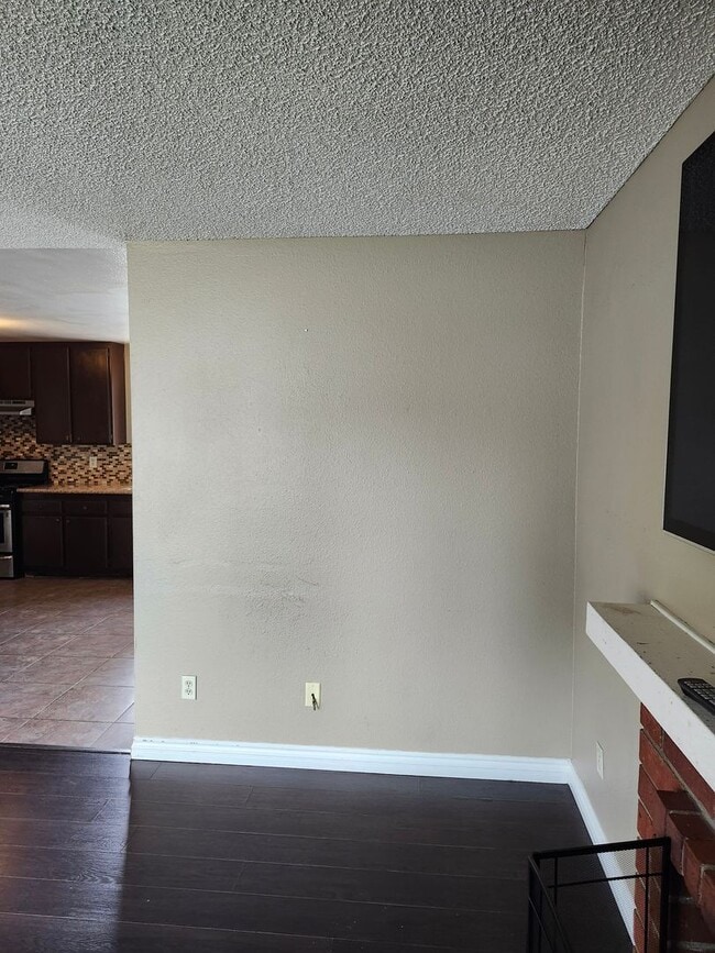 Building Photo - Inviting 3-Bedroom Home