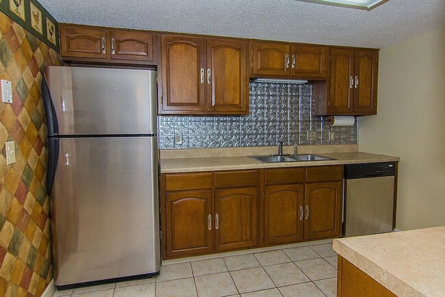 Building Photo - Spacious 3-Bedroom, 2-Bath Condo Available!