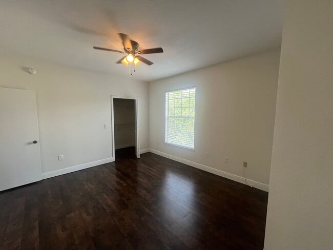 Building Photo - Spacious 2 Bed, 2 Bath + Loft in Prime Lak...