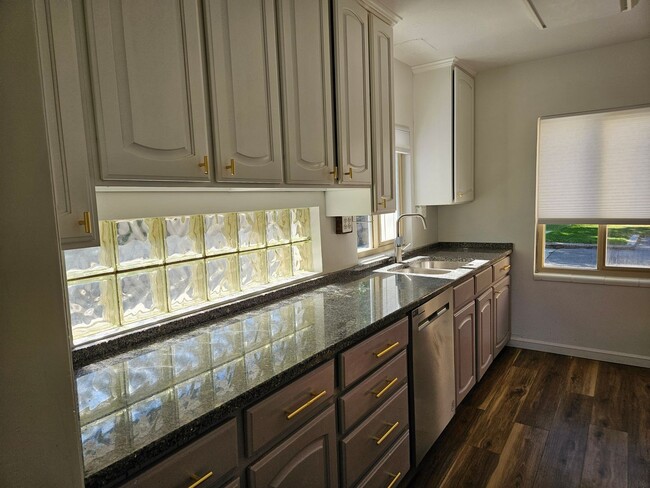 Building Photo - Beautiful 3 Bedroom/2 Bathroom in Bountiful