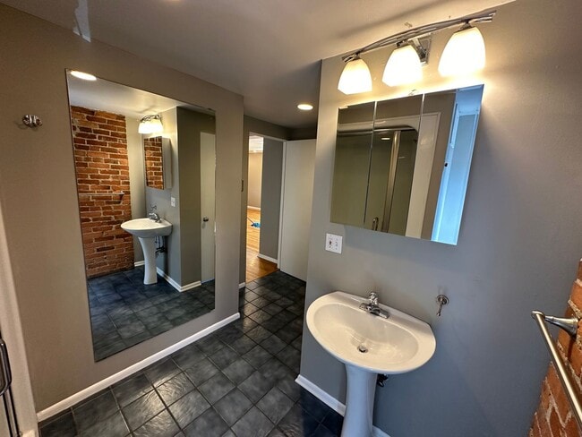 Building Photo - Collins Ave 241-243 MLR