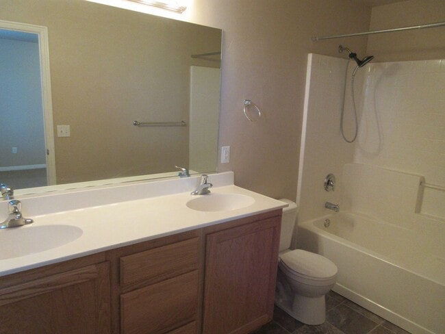 Building Photo - Move-In Bonus! 3 bedroom - 2 bathroom twin...