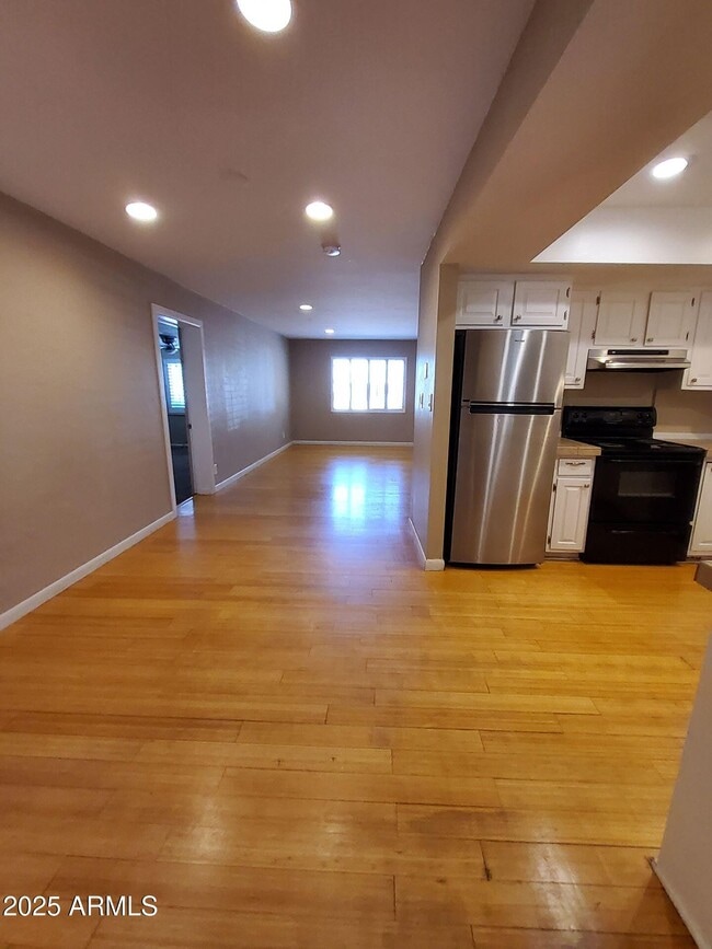 Building Photo - 2225 E Glenrosa Ave