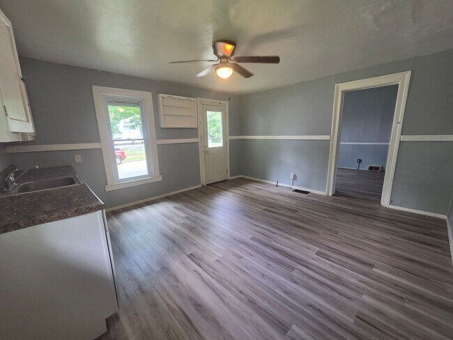 Building Photo - 2 bedroom townhouse style apartment on west side.