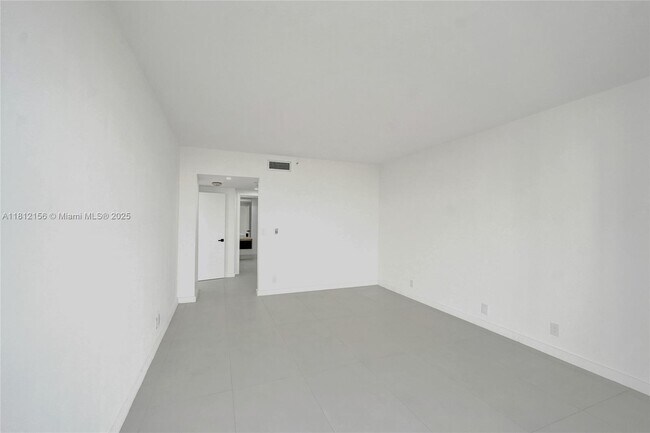 Building Photo - 20281 E Country Club Dr