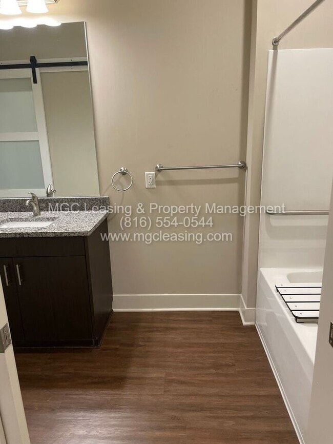 Building Photo - First Floor HCA Apartment with Extra-Large Primary Bath - Enjoy a $500 rent credit when you lease...